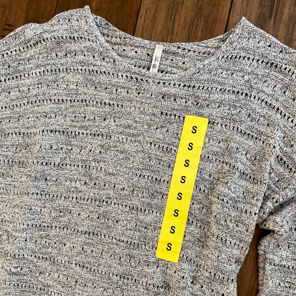 π Leo & Nichole Gray Sweater size Small - Picture 3 of 7